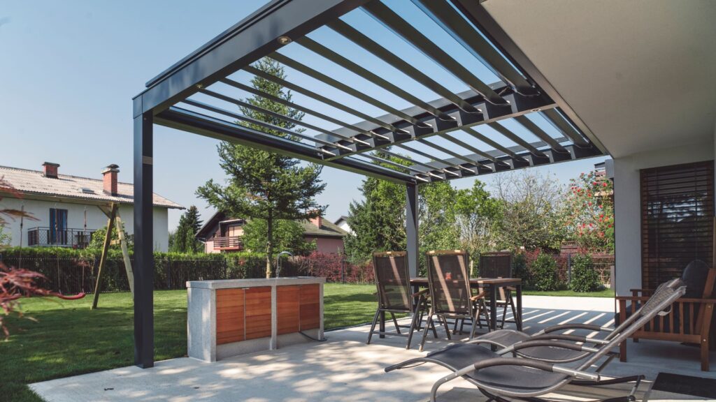 Pergola Bioclimatica: si può installare senza permessi? Cosa dice il Decreto Salva Casa